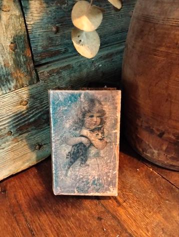 Brocante leuke opberg kistje met kindje erop beschikbaar voor biedingen