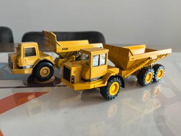 Duo Caterpillar knikdumpers D 350 D en D 400 Conrad Norscot beschikbaar voor biedingen