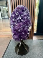 MUSEUMSTUK - Donker Paarse Amethist op design sokkel -30.6kg, Verzamelen, Mineralen en Fossielen, Ophalen, Mineraal