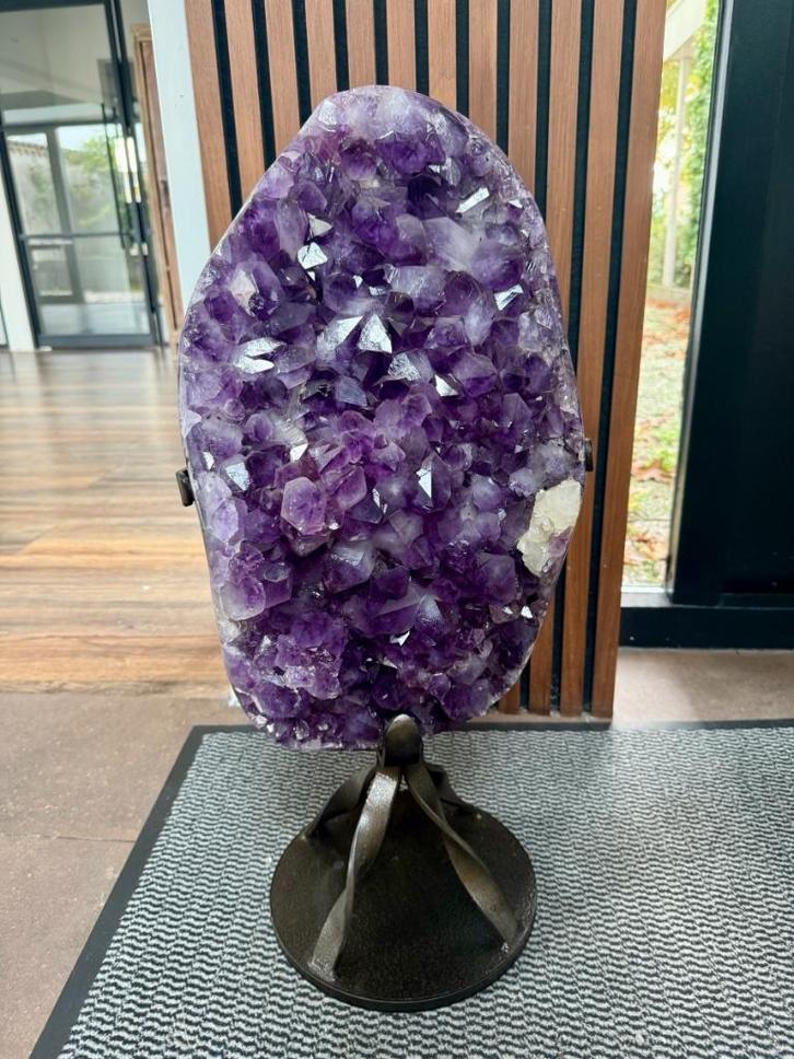 MUSEUMSTUK - Donker Paarse Amethist op design sokkel -30.6kg, Verzamelen, Mineralen en Fossielen, Mineraal, Ophalen