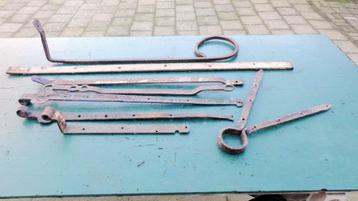 Stangen, gehengen en andere antiek ijzeren spullen beschikbaar voor biedingen