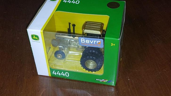 Britains / Ertl John Deere 4440 goud limited op 252, Hobby en Vrije tijd, Modelauto's | 1:32, Nieuw, Tractor of Landbouw, Overige merken