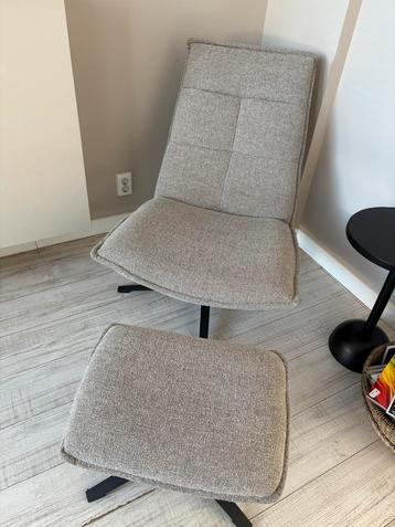 Fauteuil grijs met voetenbankje erbij van de Loods 5 zgan 