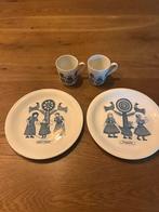 Te koop vintage bordjes 2 x met 2 kopjes petrus Regout, Ophalen of Verzenden