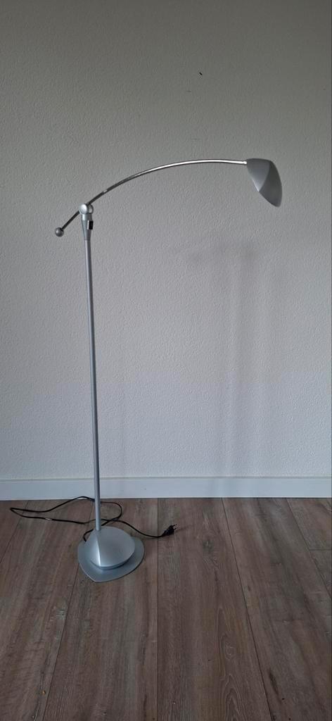Stijlvolle zilverkleurige lamp, Huis en Inrichting, Lampen | Vloerlampen, Zo goed als nieuw, 100 tot 150 cm, Metaal, Ophalen of Verzenden