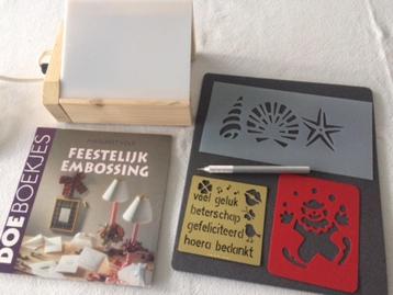 Embossing set, bestaande uit lamp, pen, boekje en sjablonen beschikbaar voor biedingen