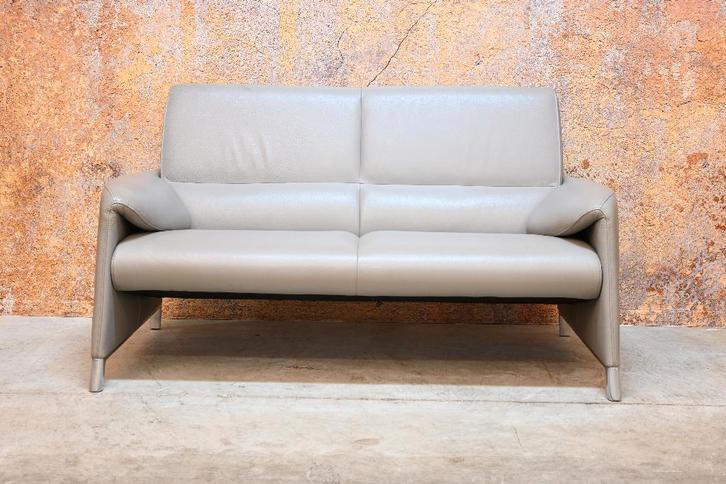 ZGANieuw! lichtgrijze leren Leolux Felizia design 2zitsbank, Huis en Inrichting, Banken | Bankstellen, Zo goed als nieuw, Rechte bank