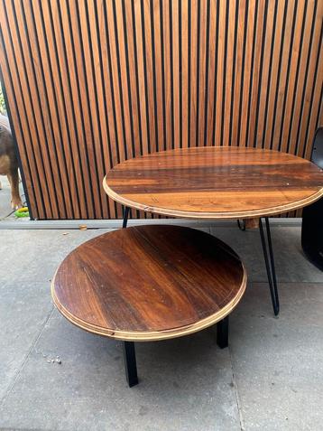 Koloniale industriële salontafel set beschikbaar voor biedingen