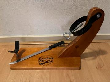 Jamonero (hamhouder of hamklem) en mes. beschikbaar voor biedingen