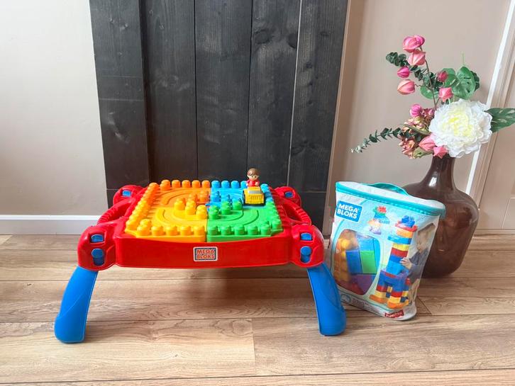Megablocks speeltafel + zak blokken en auto, Kinderen en Baby's, Speelgoed | Speeltafels, Gebruikt, Ophalen