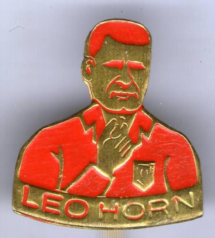 Leo Horn rood/koper voetbal scheidsrechter speldje ( Z_206 ), Verzamelen, Speldjes, Pins en Buttons, Zo goed als nieuw, Speldje of Pin