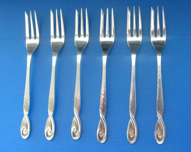 Zilveren taartvorkjes , hamerslag geklopt. Model 220., Antiek en Kunst, Antiek | Goud en Zilver, Zilver, Verzenden