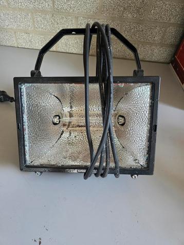 2x Bouwlamp (1 kapot, 1 glas gebarsten) beschikbaar voor biedingen