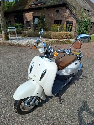 Retro scooter beschikbaar voor biedingen