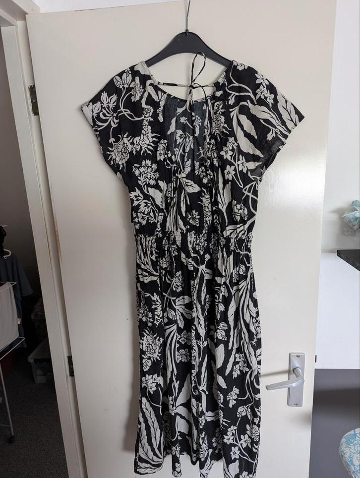 Zwarte H&M jurk met bloemenprint - Maat M, Kleding | Dames, Jurken, Zo goed als nieuw, Maat 38/40 (M), Zwart, Boven de knie, Ophalen of Verzenden
