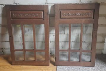 2 oude houten deurtjes met glazen ruitjes en houtsnijwerk  beschikbaar voor biedingen