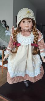 Antieke Porseleinen Pop met Rood Geruite Jurk, Verzamelen, Ophalen of Verzenden, Gebruikt, Pop