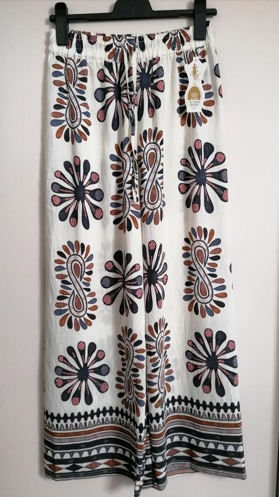 SUPER GAVE en TRENDY broek met print en wijde pijpen mt. S/M, Kleding | Dames, Broeken en Pantalons, Nieuw, Maat 36 (S), Overige kleuren
