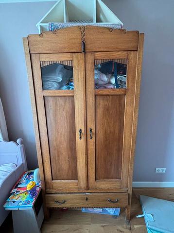 Leuke houten kast beschikbaar voor biedingen