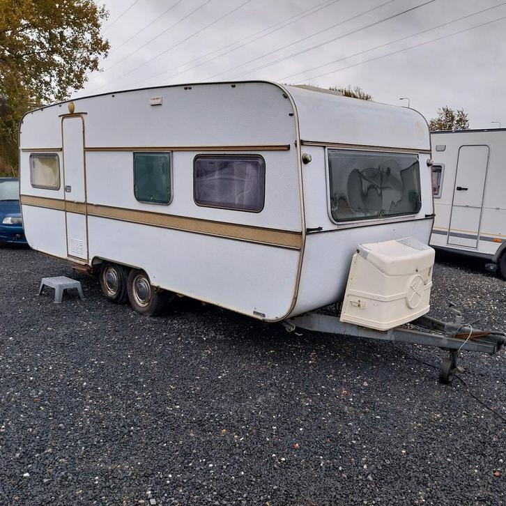 Grote en droge Eriba Nova 540, Caravans en Kamperen, Caravans, Bedrijf, tot en met 4, 1000 - 1250 kg, Rondzit, Eriba, Dwarsbed