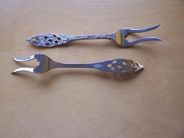 2 oude verzilverde vleesvorkjes  beschikbaar voor biedingen