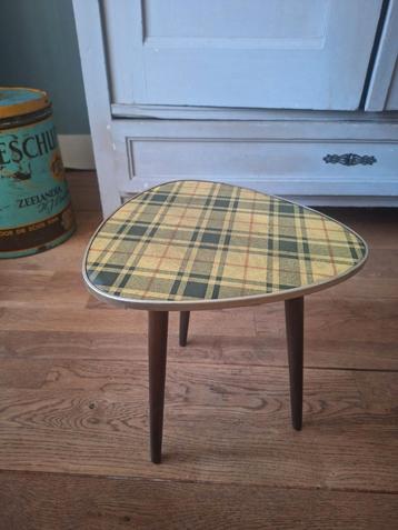 Vintage jaren '50/'60 tafeltje beschikbaar voor biedingen