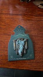 Efteling danse macabre dirigent, Verzamelen, Efteling, Ophalen of Verzenden, Zo goed als nieuw, Button of Speldje