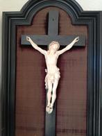 Antiek ivoren corpus (van vòòr 1947) op houten kruis, Ophalen of Verzenden