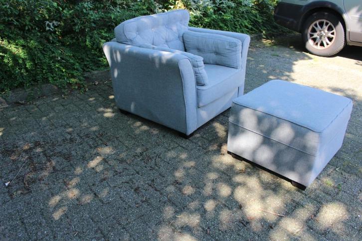 Grijze stoel + hokker, Huis en Inrichting, Stoelen, Zo goed als nieuw, Eén, Stof, Grijs, Ophalen