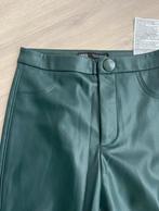 Zara Nep Leather Broek Groen - Maat 36, Kleding | Dames, Nieuw, Ophalen of Verzenden, Maat 36 (S), Lang