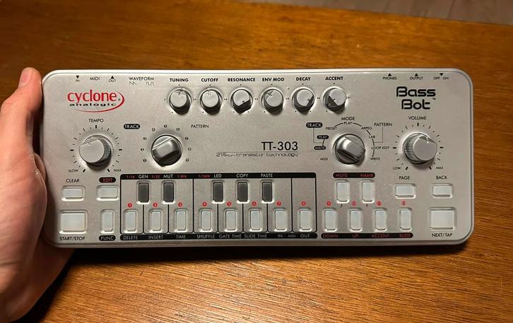 Cyclone BassBot TT-303, Muziek en Instrumenten, Synthesizers, Zo goed als nieuw, Overige aantallen, Overige merken, Ophalen of Verzenden