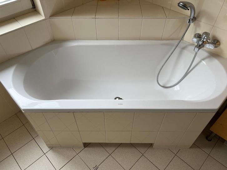 Ucosan wit kunststof hoekbad incl. kraan, Doe-het-zelf en Verbouw, Sanitair, Gebruikt, Bad, Chroom, Ophalen