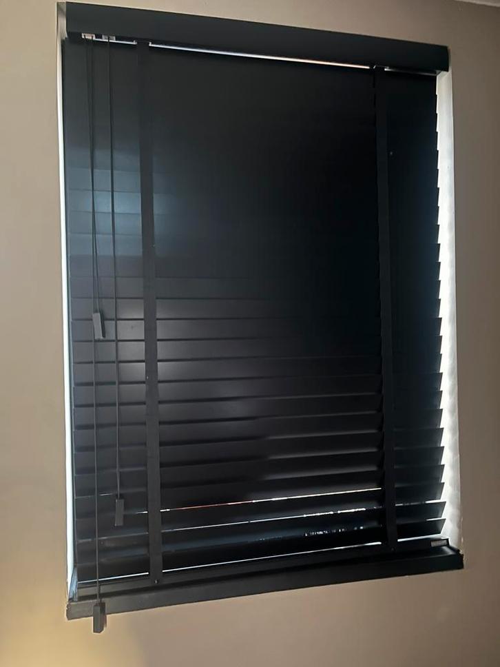 Zwarte jaloezie Joe Benelli ca. 84x119, Huis en Inrichting, Stoffering | Gordijnen en Lamellen, Gebruikt, Zwart, Ophalen