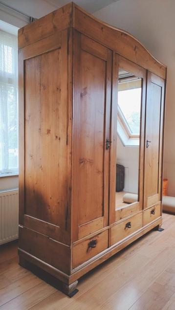 Antieke grenen kledingkast plus bijpassend bed 160x200 beschikbaar voor biedingen