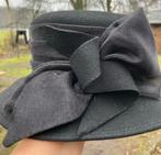 Mooie zwarte vilten dameshoed met strik, Kleding | Dames, Hoeden en Petten, Ophalen of Verzenden, Zo goed als nieuw, 58 cm (L, 7¼ inch) of meer