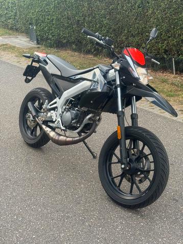 Aprilia SX 50! Brom! 4500KM! NIEUWSTAAT beschikbaar voor biedingen