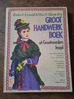 " Groot Handwerk Boek uit Grootmoeders Jeugd" scrapbook 1979, Ophalen of Verzenden, Zo goed als nieuw