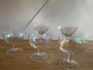 5 prachtige vintage iriserende glazen beschikbaar voor biedingen