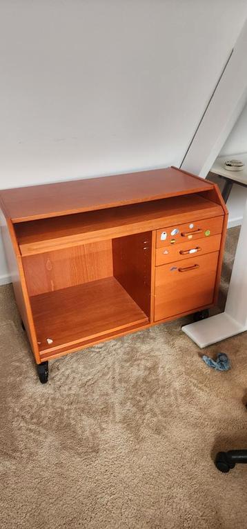 Bureau met Opbergruimte op Wielen beschikbaar voor biedingen