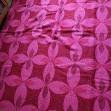 Vintage retro wollen deken. Roze en rood van kleur.  beschikbaar voor biedingen