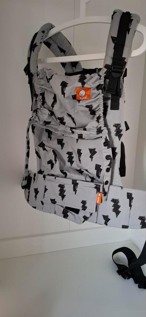 Tula, free to go draagzak grijs met zwarte bliksemschichten, Kinderen en Baby's, Babydragers en Draagdoeken, Gebruikt, Draagzak