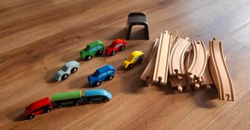 Houten speelgoedbaan met auto's en treintje beschikbaar voor biedingen