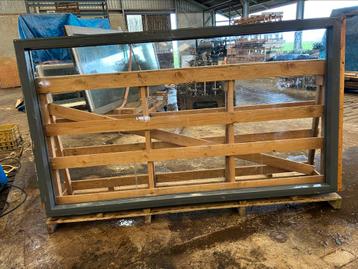 Kozijn met vast glas beschikbaar voor biedingen