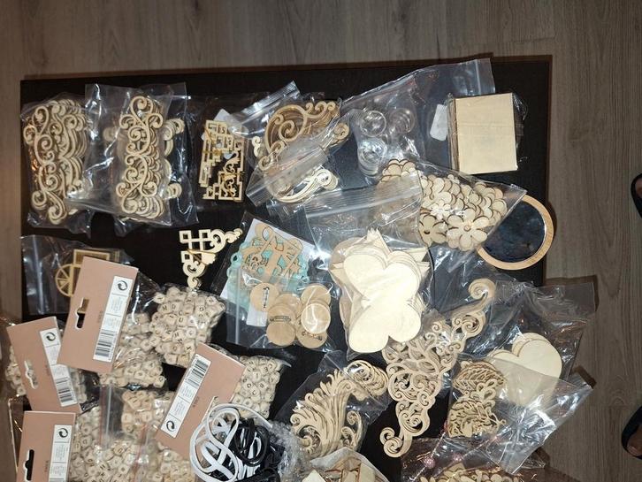 Grote partij artikelen om zelfl sleutelhangers te maken,, Diversen, Rommelmarktspullen, Zo goed als nieuw, Ophalen of Verzenden