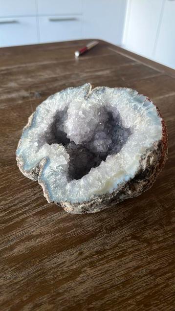 Grote geode van 1,3kg 15 x 12 x 8 cm ongeveer beschikbaar voor biedingen