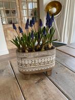 Ovale terracotta bloempot met pootjes. Etnisch motief, Tuin en Terras, Bloempotten, Ophalen, Binnen, Zo goed als nieuw, Overige vormen