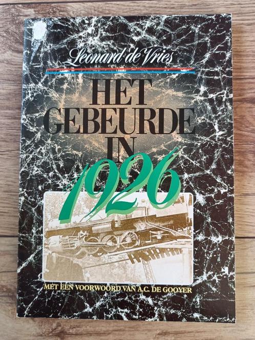 Leonard de Vries - Het gebeurde in 1926, Hobby en Vrije tijd, Scrapbooking, Album of Boek, Overige merken, Ophalen of Verzenden