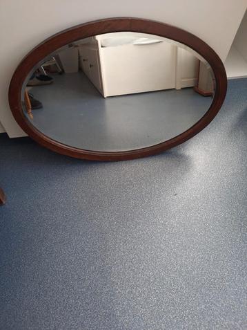 Spiegel uit grootmoederstijd. beschikbaar voor biedingen