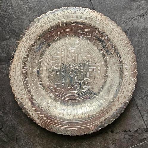 Verzilverd decoratief bord met Egyptische motieven, Antiek en Kunst, Antiek | Schalen, Ophalen of Verzenden