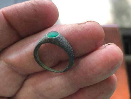 MIDDELEEUWSE ring met fraaie groene glas gem Bodemvondst, Sieraden, Tassen en Uiterlijk, Ringen, Gebruikt, Dame, Groen, Overige materialen